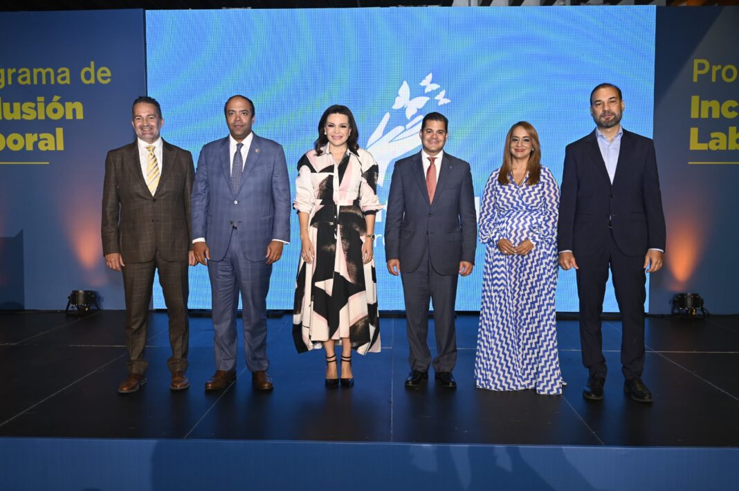 Thomas Sartori, presidente de Futurum Educandi; Samuel Pereyra, presidente ejecutivo de Banreservas; Noelia García de Pereyra, presidenta del Voluntariado Banreservas; David Llibre, presidente de Asonahores; Aguie Lendor, vicepresidente de Asonahores, y Omar Cepeda, presidente de ADERES, en el lanzamiento del programa de inclusión laboral para el sector hotelero.