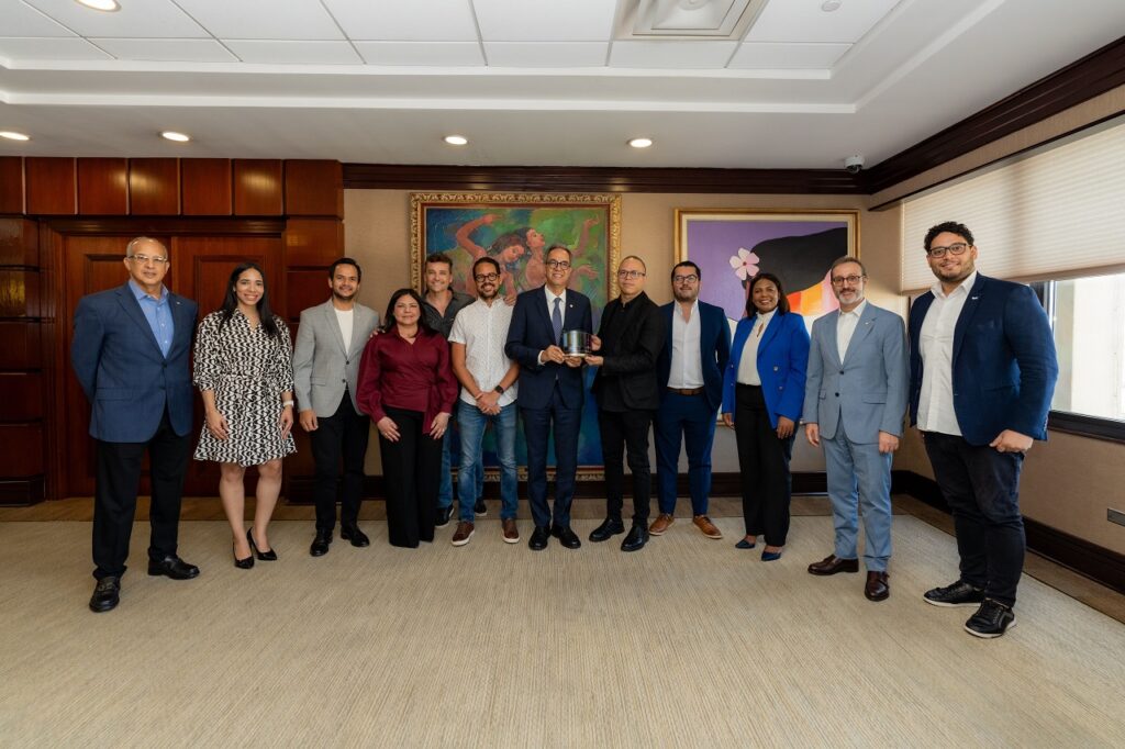 Señor Jose Mármol, vicepresidente ejecutivo de Comunicación Corporativa,Reputación y Banca Responsable, junto a miembros de las agencias publicitarias Pagés BBDO, Liquid-Digital Agency y la productora Kokaleka Film & Post.