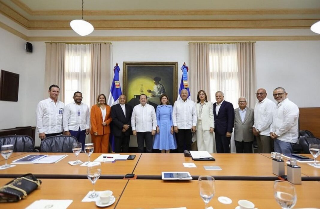 Momento de la reunión en el Palacion Nacional en que el colectivo de instituciones conformaron un espacio estratégico de gobernabilidad “Compromiso Puerto Plata”