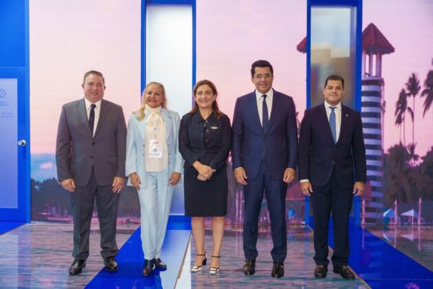 David Collado junto a Christine Ourmieres-Widener de Air Caraibes, Rosa Hernández, embajadora dominicana en Francia, Héctor Porcella y David Llibre.
