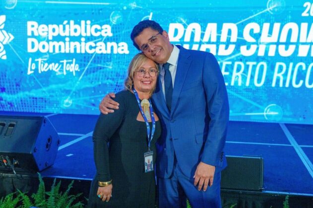 David Collado comparte un momento con una de las turoperadoras que participó ayer en el Roadshow en Puerto Rico.
