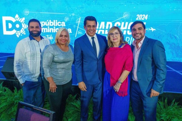 David Collado comparte un momento con varios agentes de viajes que participaron ayer en el Roadshow en Puerto Rico.