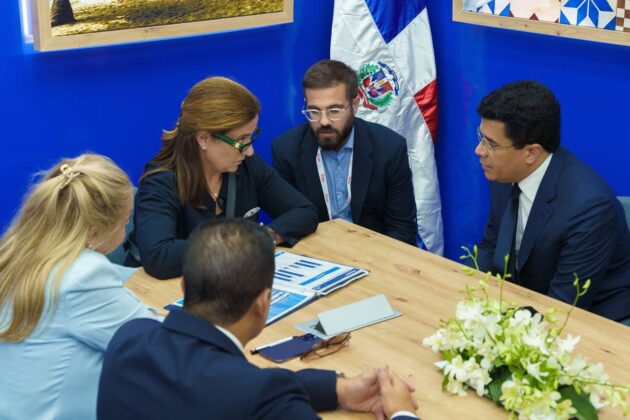 David Collado durante una reunión con ejecutivos de Air Caraibes en Top Resa París 2024.