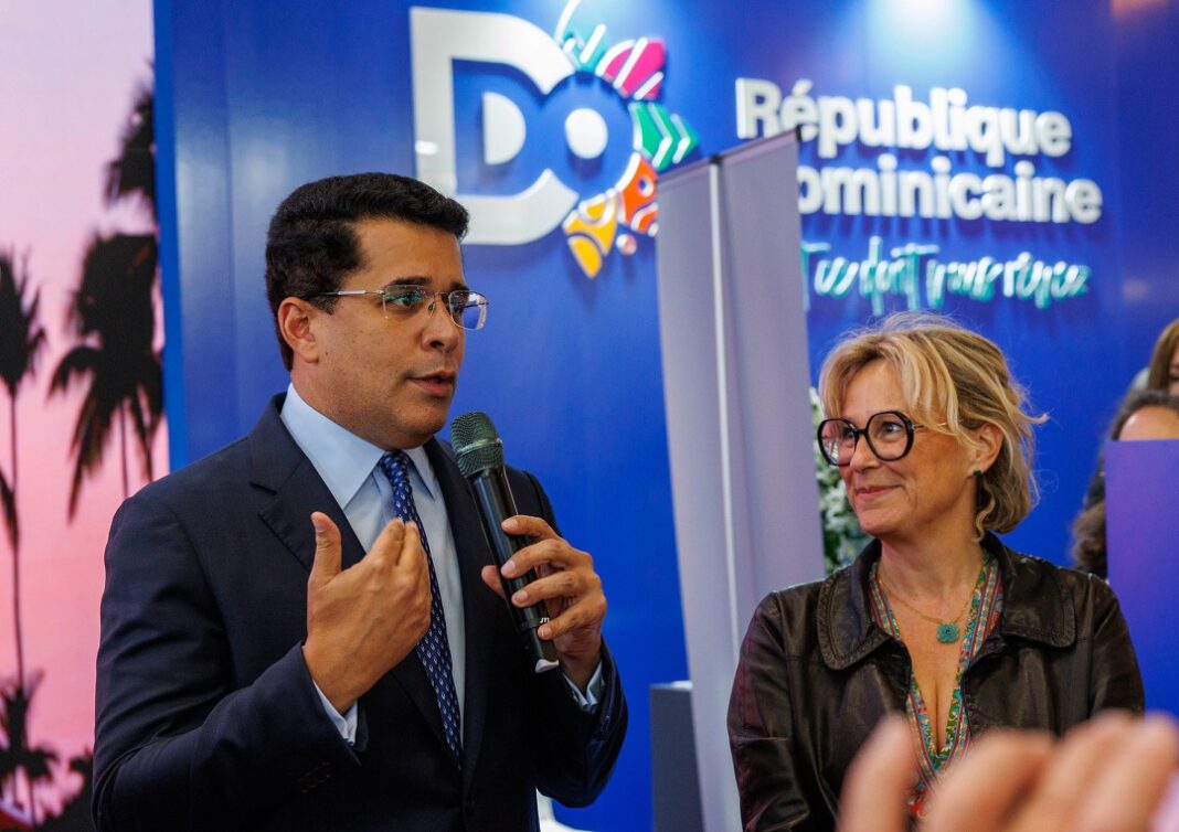 David Collado y Laurence Gaborieau, directora de la IFTM durante el anuncio de que República Dominicana será el país invitado de honor a la IFTM Top Resa París 2025