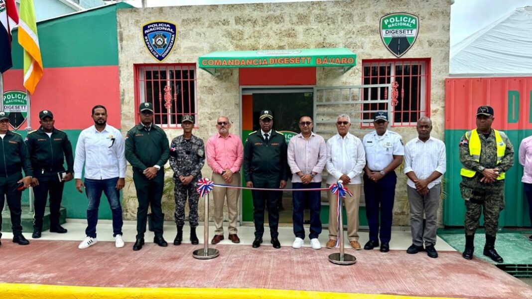 Las autoridades locales y militares que asistieron a la inauguración de las oficinas de Digessett en Bávaro resaltaron el avance significativo que representa esta nueva comandancia en la localidad.