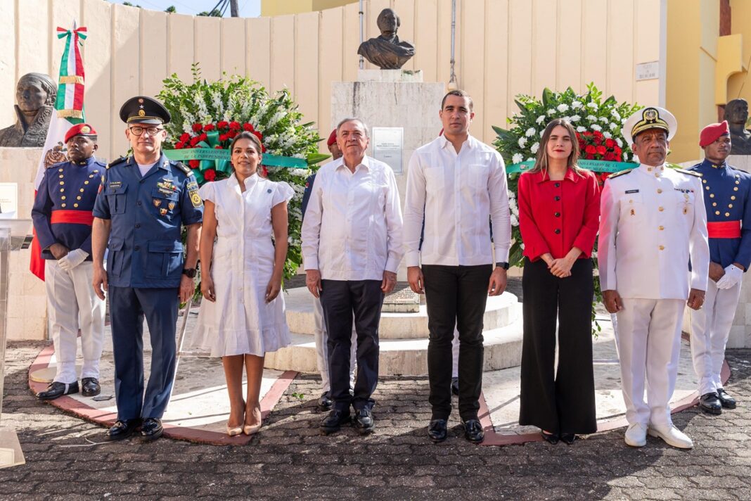 El Excelentísimo señor Embajador de México, Carlos Miguel Aysa González y Paola Aimée Plá Puello, subdirectora general del IDAC, en representación del director general, Igor Rodríguez; les acompañan Martín Alfonso Sandoval Quesney, agregado Militar y Aéreo de la embajada de México; José Julio Gómez, Denisse Cabral y el contralmirante Segundo Ventura García.
