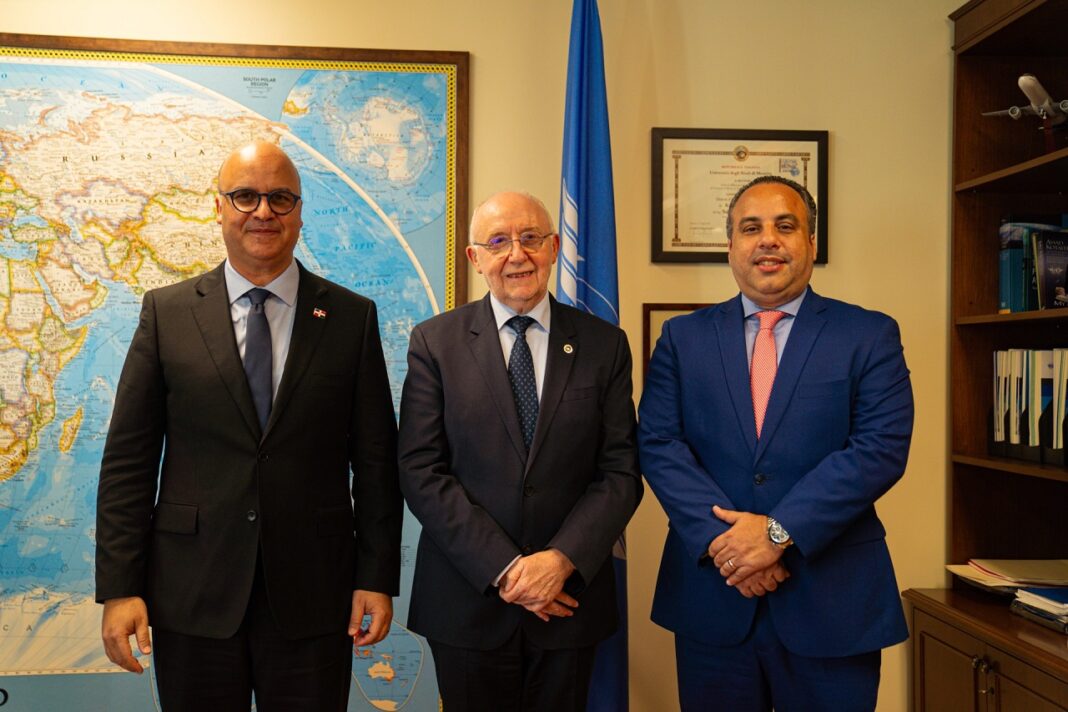 El director general del IDAC, Igor Rodríguez; el presidente general de la OACI, Salvatore Sciacchitano y Julio Peña Guzmán, embajador y representante permanente de la República Dominicana ante la OACI.