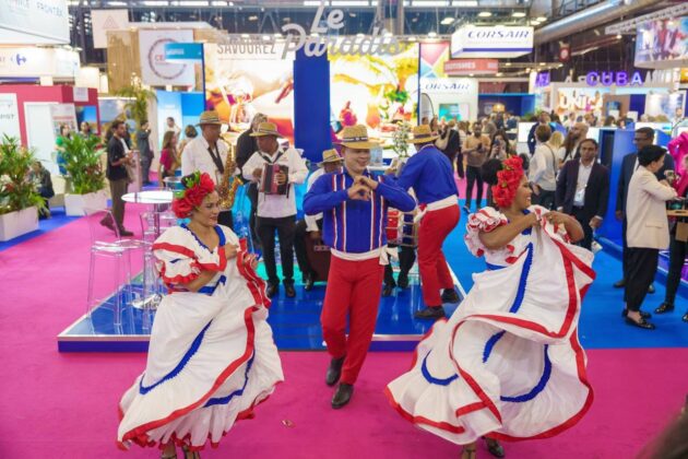 El folclor dominicano animó toda el área donde expone República Dominicana en la feria Top Resa París 2024 2a