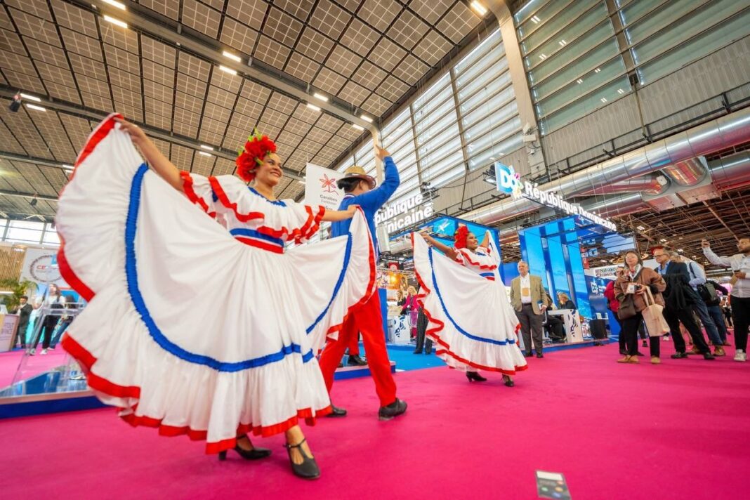 El folclor dominicano animó toda el área donde expone República Dominicana en la feria Top Resa París 2024 4a