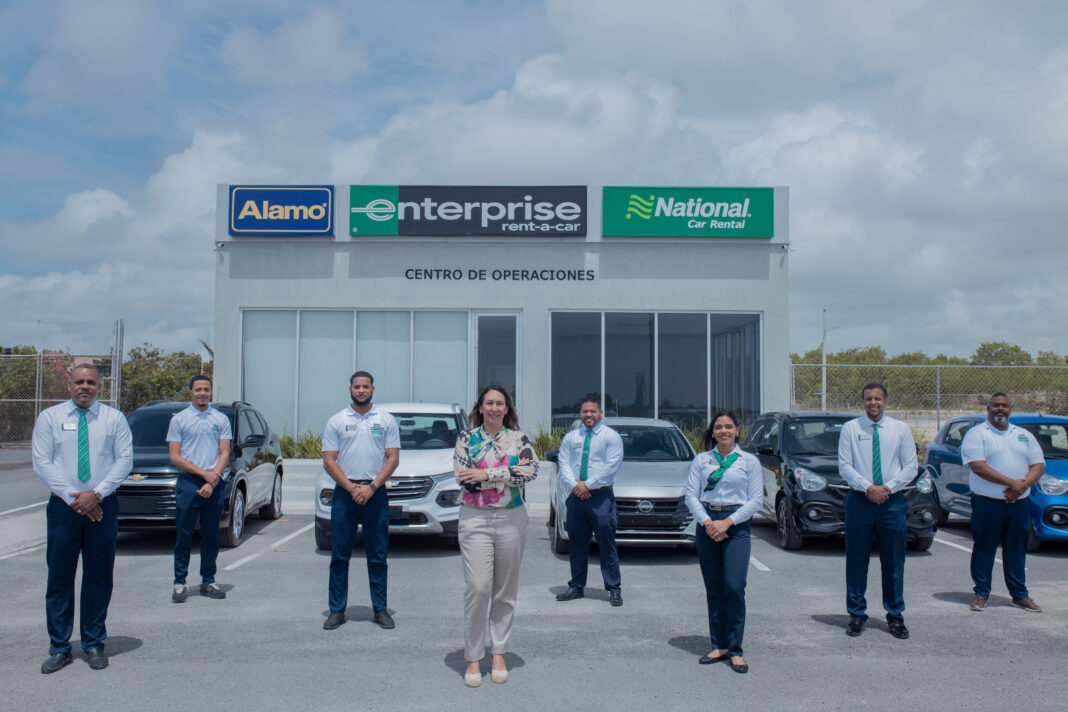 Alex Guerrero, Lixandro Feliz, Yessel Santana, Rosario Rodríguez, Yhonatan Rijo, Leandra Rodríguez, Eddy Quiñones y Angel Sánchez durante el encuentro de las empresas en Punta Cana.