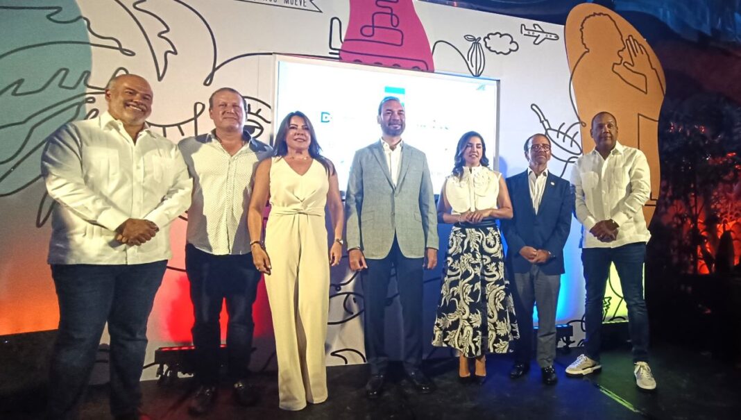 Equipos ampliados de las directivas de Aderes y de Asonahores en el acto del anuncio del próximo SDQ Gastronómico 2024 Restaurant Week en Santo Domingo, Santiago y Punta Cana.