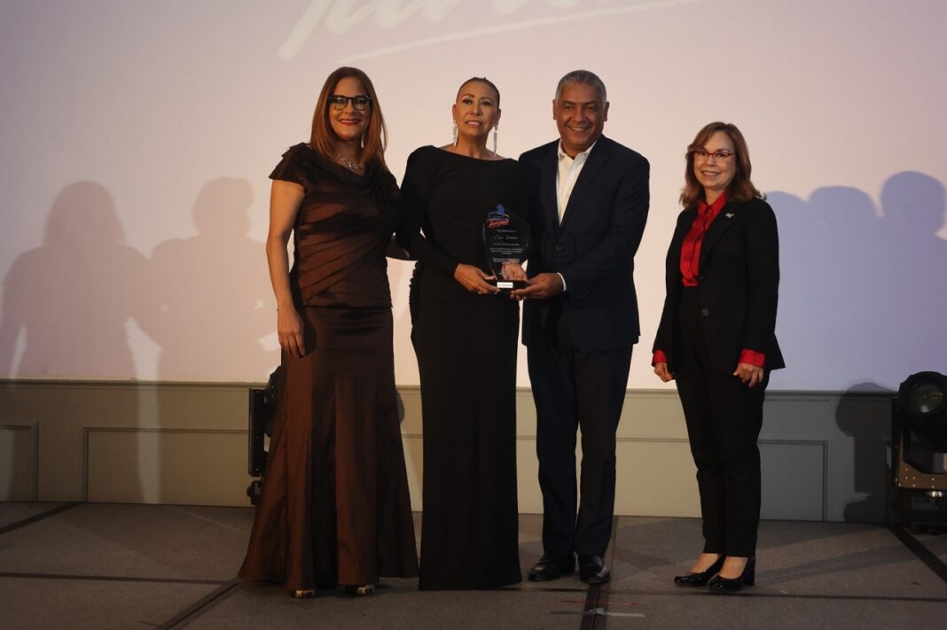 Raisa Felix, de Lopesan Costa Bávaro, Yomaris Gómez, Ramón Paulino y Fabeth Martínez presidenta de la Asociación de Hoteles de Santo Domingo.