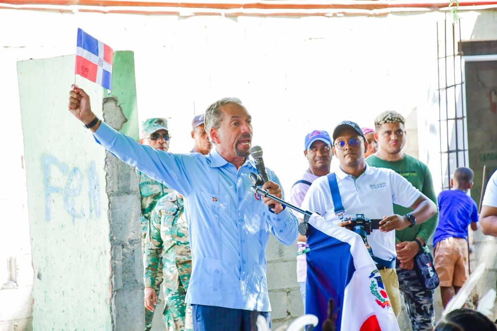 uan Pablo Uribe se dirige a los presentes.