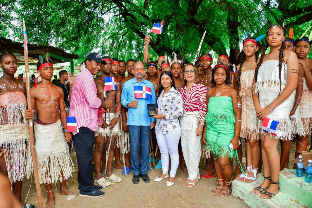 uan Pablo Uribe, entrega medalla conmemorativa de Enriquillo.