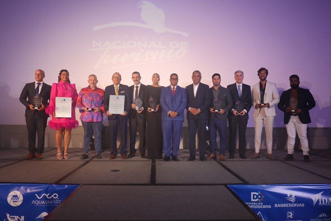 Ganadores de la noche de las diferentes categorias en la tercera entrega del Premio Nacional de Turismo.
