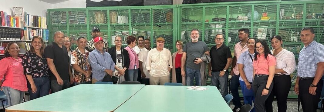Giovanny Cruz, viceministro de Cultura, conversa con los directivos de Casa de Arte, de la Fundación San José