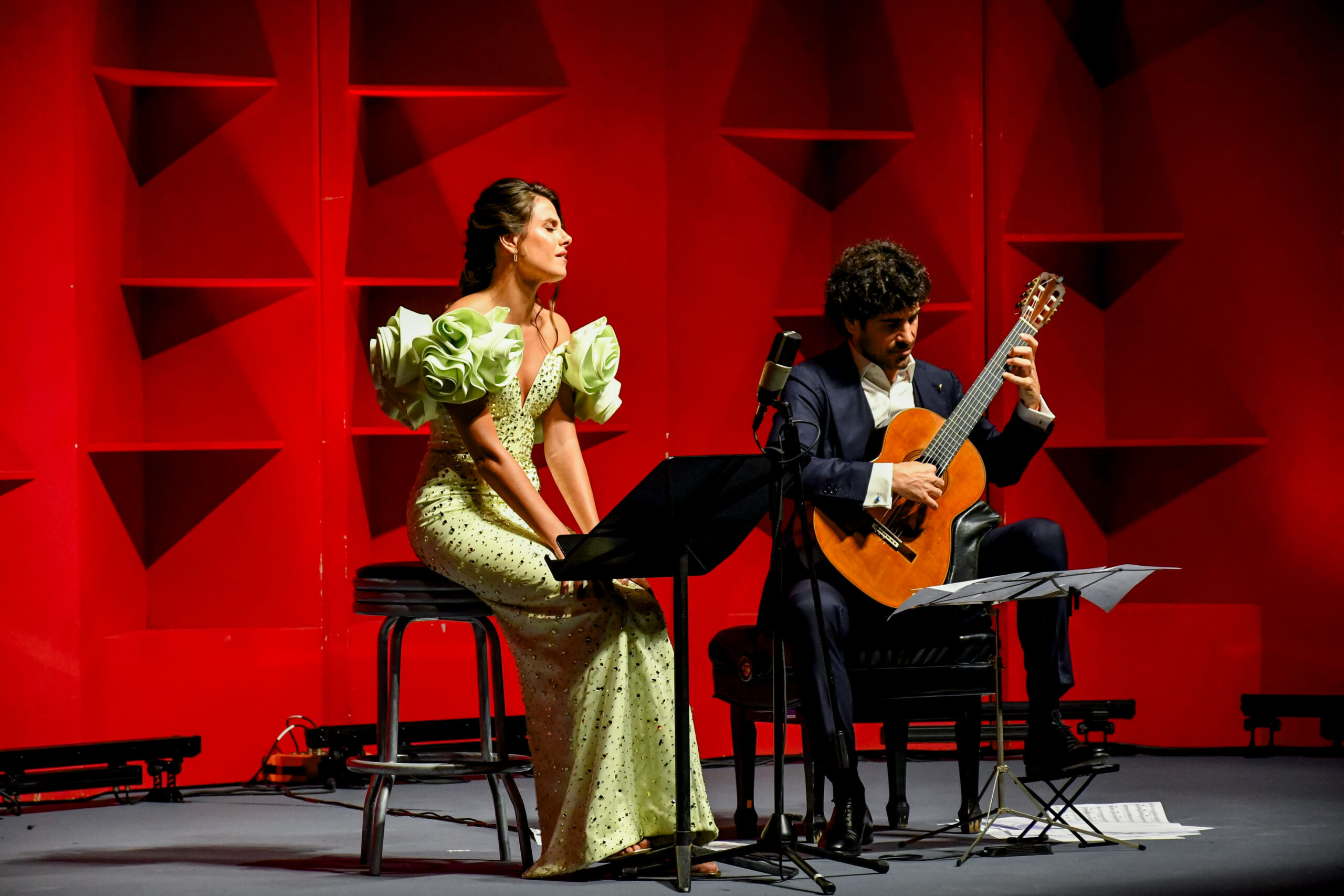 la soprano Serena Sáenz observa la interpretación del virtuoso guitarrista, Pablo Sainz-Villegas