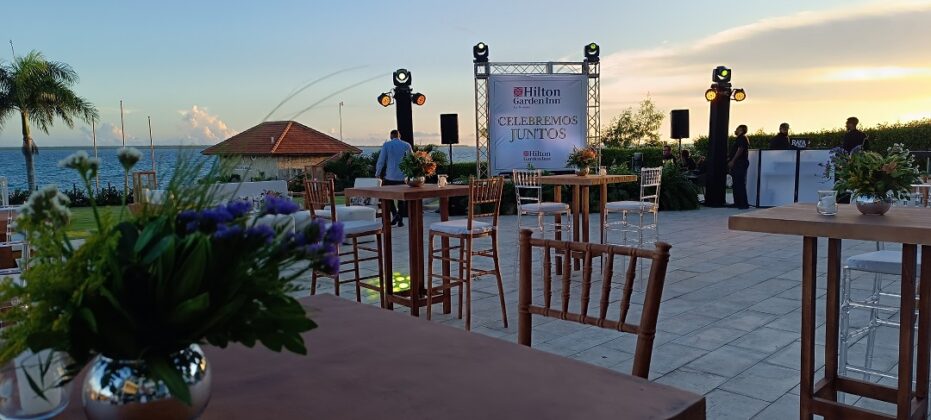 Vista de la terraza del Hilton Garden Inn previo a la fiesta aniversaria.
