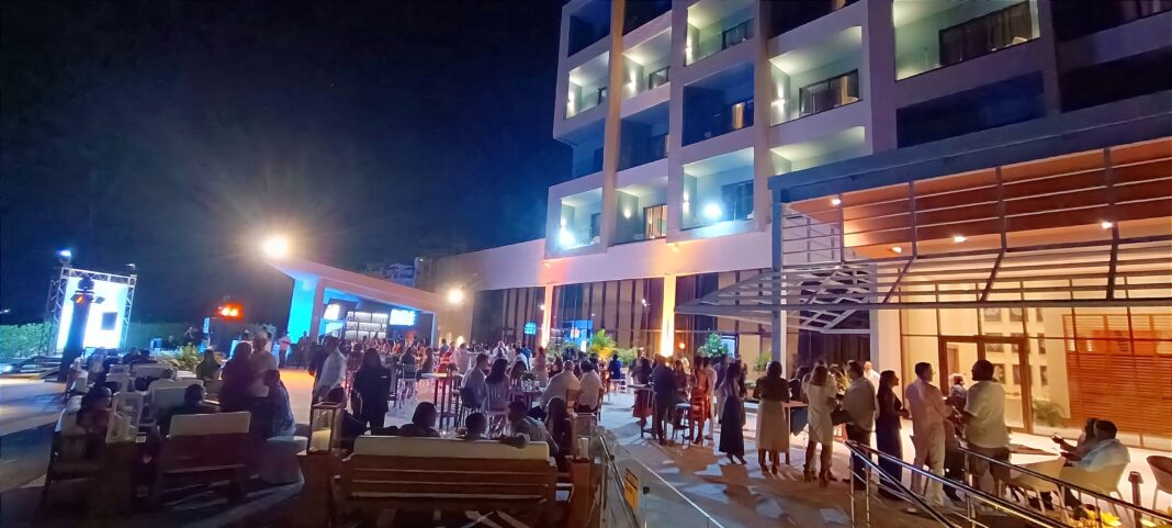 El Hildon Garden Inn La Romana aprovechó el escenario para darle la bienvenida a la Navidad, con una