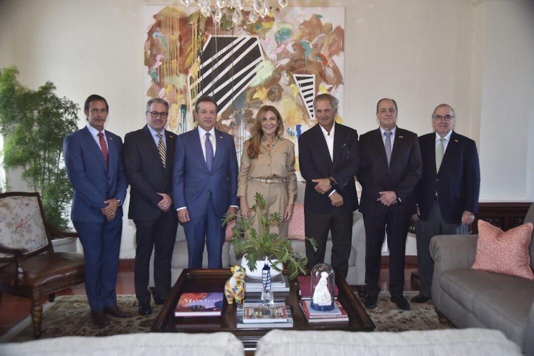 José Maldonado, Manuel García Troncoso, Victor Ito Bisonó, Carolina Mejía, José Manuel Entrecanales Domecq, Francisco Pérez Menendez y Manuel García Arévalo
