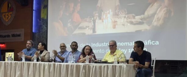 La mesa principal que dirigió el encuentro de cineastas, productores, actores y personalidades relacionadas con el cne dominicano.