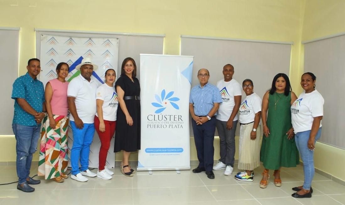 Miembros de la filial Sosúa Cabarete de Adompretur, junto a la presidente del Cluster, Birgitt Heinsen y Humberto Pichardo de Ashoresoca