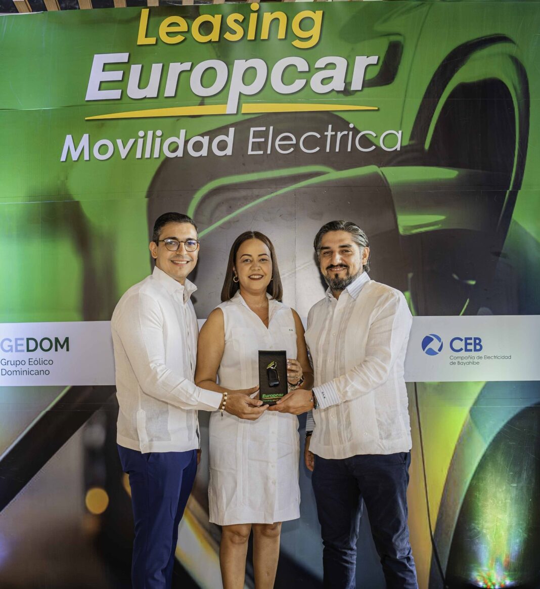Miguel Bobadilla (Gerente Comercial Europcar) Emilia Rosario (gerente General) Oscar de San Martin (Gerente General de CEPM)