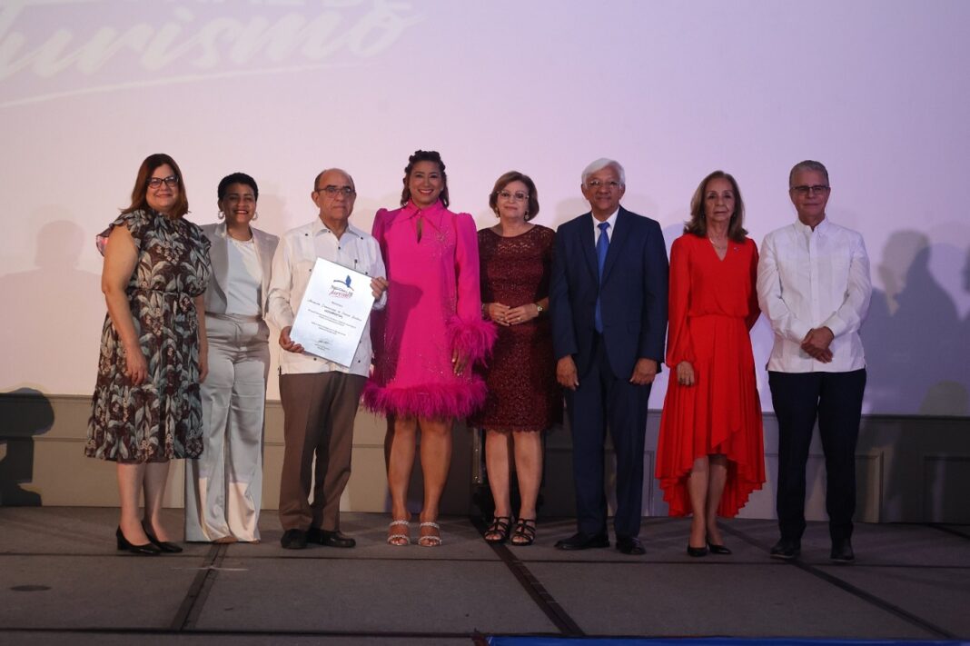 Bernarda de Jesús Franco e Ibelca Mencía entregan el reconocimiento a Manuel Quiterio Cedeño, Yenny Polanco Lovera, Dania Goris, Osvaldo Soriano, Elsa Peña Nadal y Luis José Chávez.