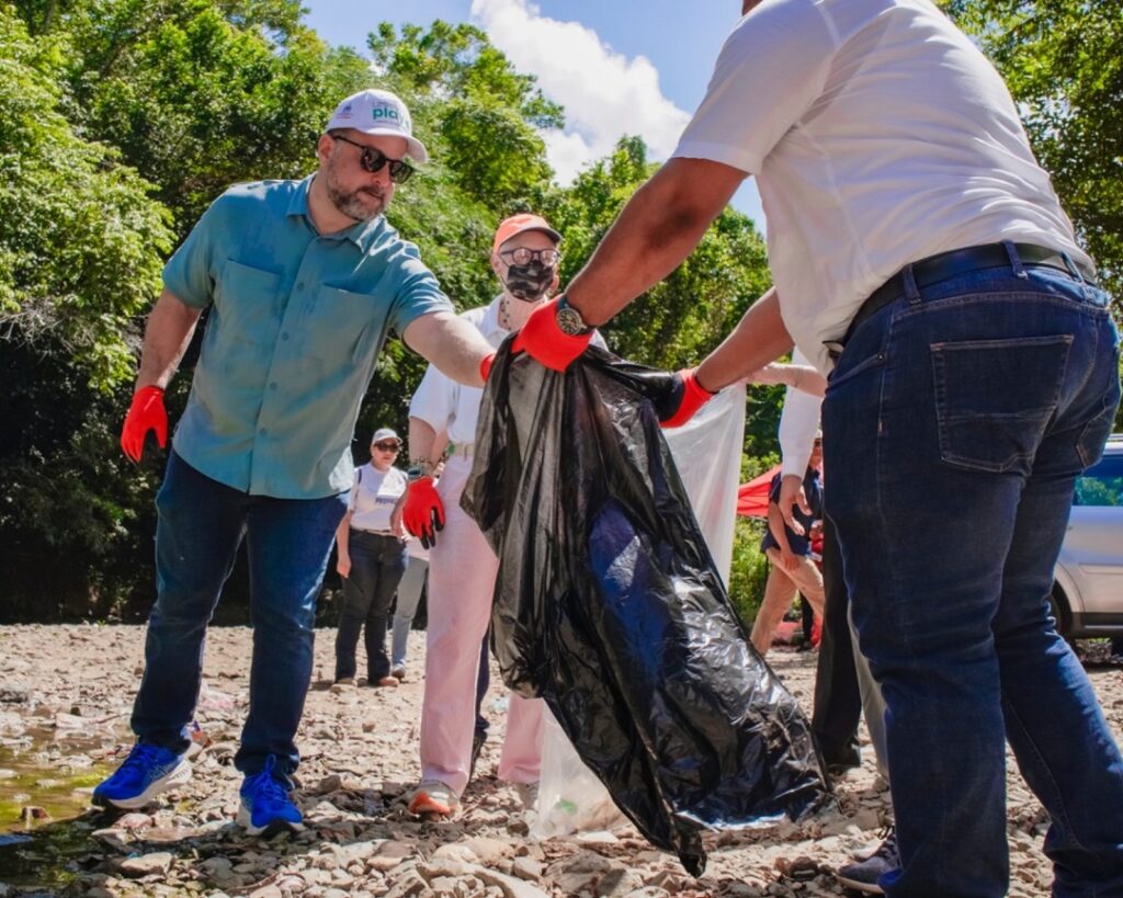 Paino Henriquez, durante la jornada de limpieza de playas, llamó a crear conciencia de lo que está pasando con el manejo de los residuos solidos