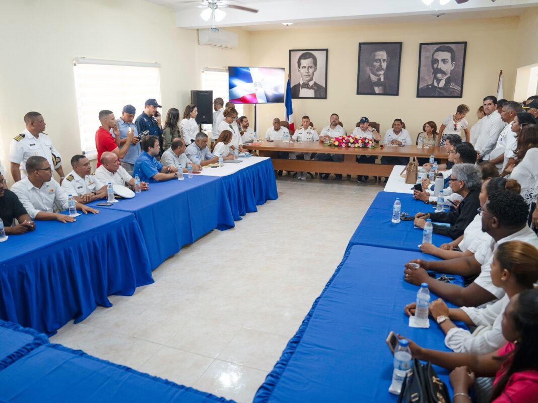 El ministro de la Presidencia, José Ignacio Paliza junto a funcionarios del gobierno y autoridades locales durante una reunión con autoridades del municipio de Luperón.