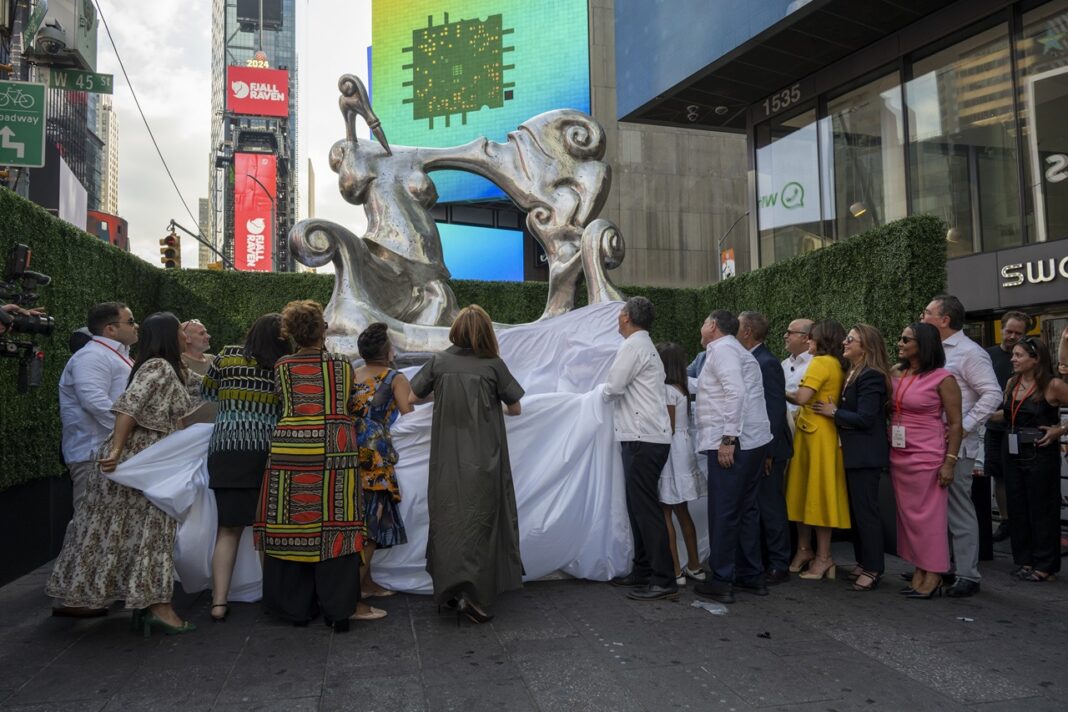 Tovar The Chair, ubicada en el corazón de Times Square, atraerá a miles de turistas, a la comunidad latina en Nueva York y a los más de 800,000 dominicanos que viven en la ciudad o en las periferias.