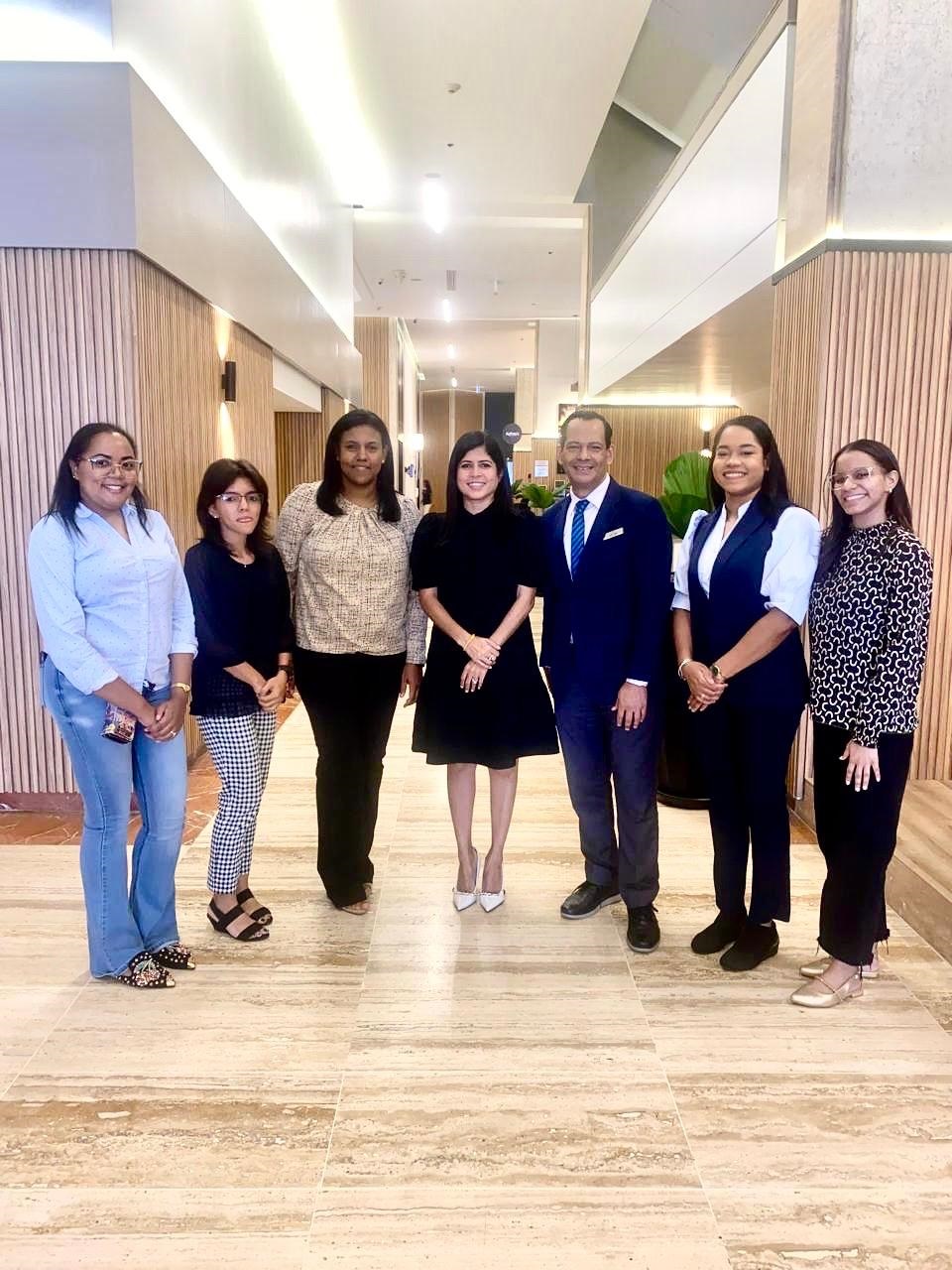 Al centro, Carmen Ortiz, gerente general Crowne Plaza Santo Domingo junto a directivos de Nuvi Pet.