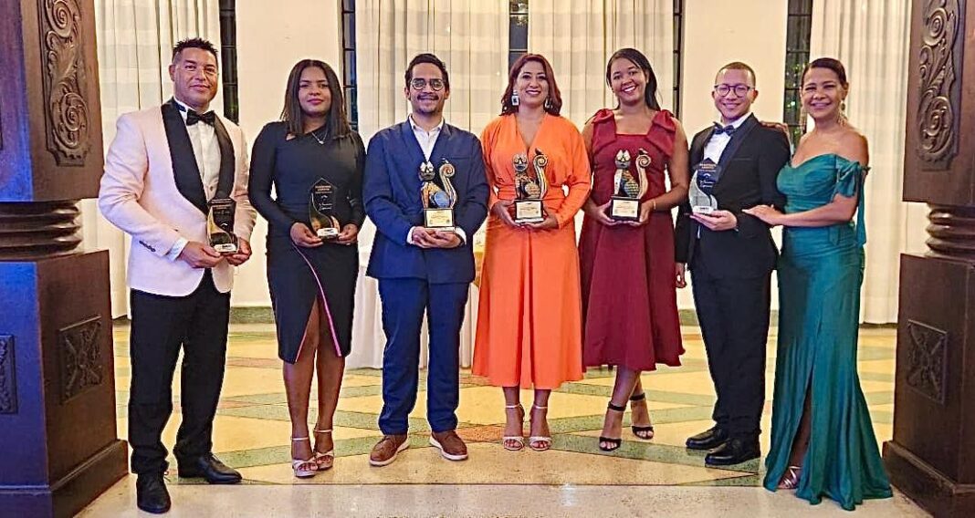 Periodistas dominicanos que recibieron galrdones y menciones en VII Premio de periodismo turístico Pasaporte Abierto 2024 realizado en Buga, Colombia.
