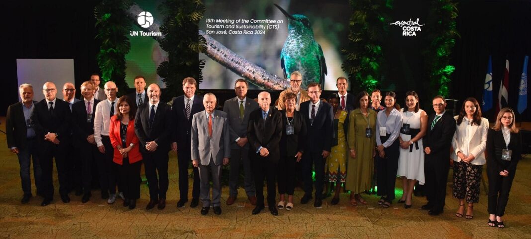 William Rodríguez López, ministro de Turismo de Costa Rica, al centro en la inauguración de la conferencia de ONU Turismo