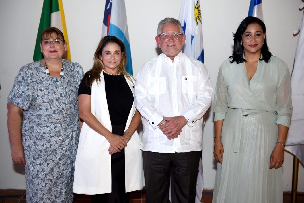 Rosanna Fustagno, Meyci Díaz, Roberto Henríquez y Jakaira Cid.