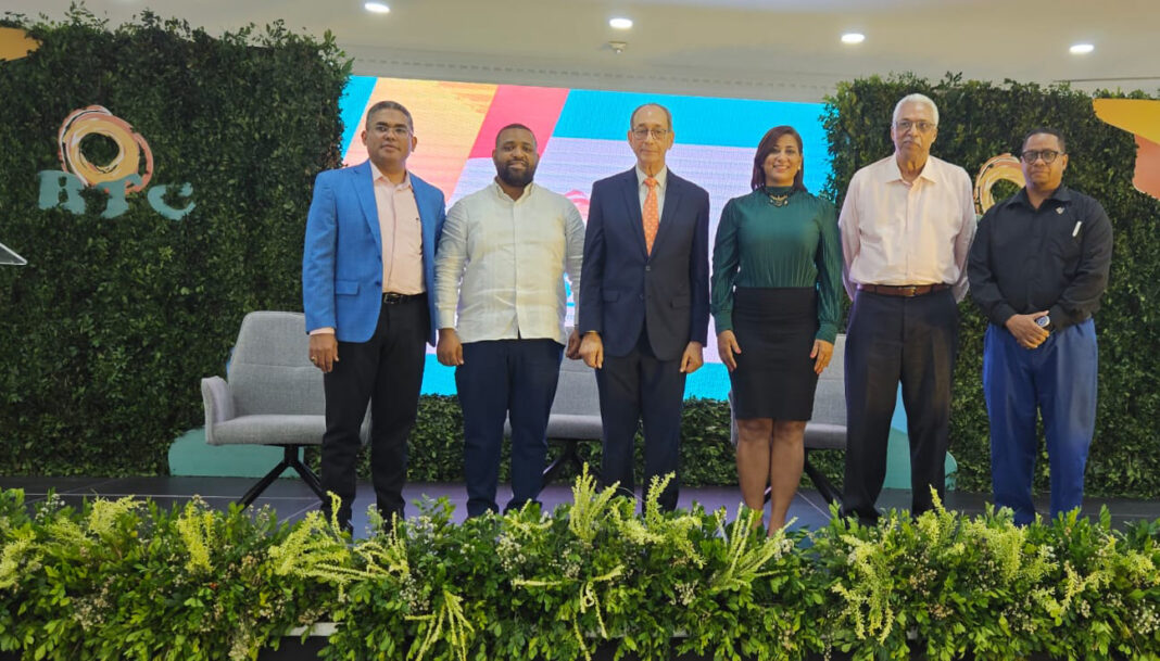 Enoé Domínguez, Héctor Méndez, Luis Felipe Aquino, Yenny Polanco Lovera, Luis Ernesto Simó y Luis Santiago Severino.