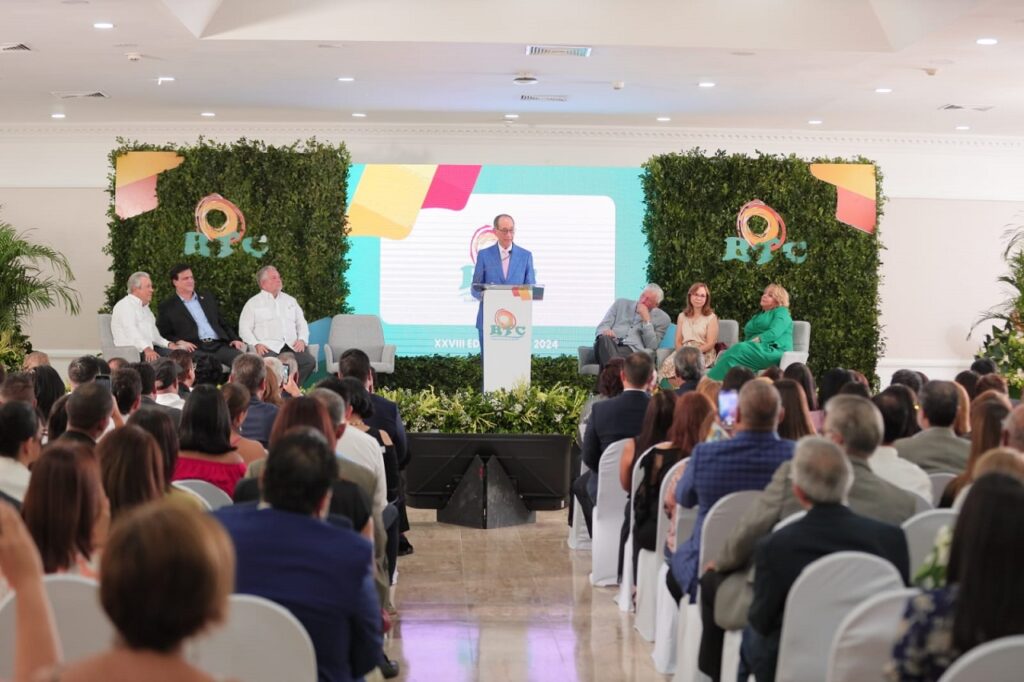 Luis Felipe Aquino, presidente de la BTC, durante su discurso de apertura de la feria anoche en el Hotel Dominican Fiesta.
