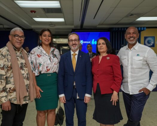 De izquierda a derecha, los señores Jesús Nova, Yenny Lovera, Esteban Martínez-Murga, Zonia Tejada y Salvador Batista.