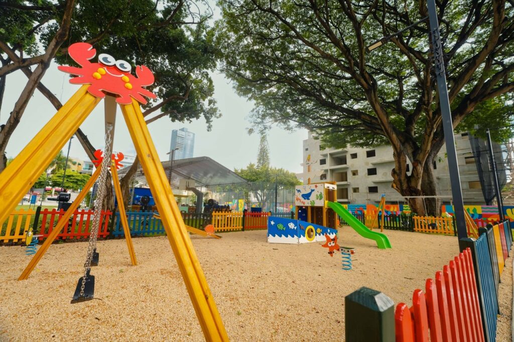 El área infantil también recibió una atención especial, con la creación de una nueva zona de juegos inclusivos para niños de todas las edades, incluyendo aquellos con discapacidad.