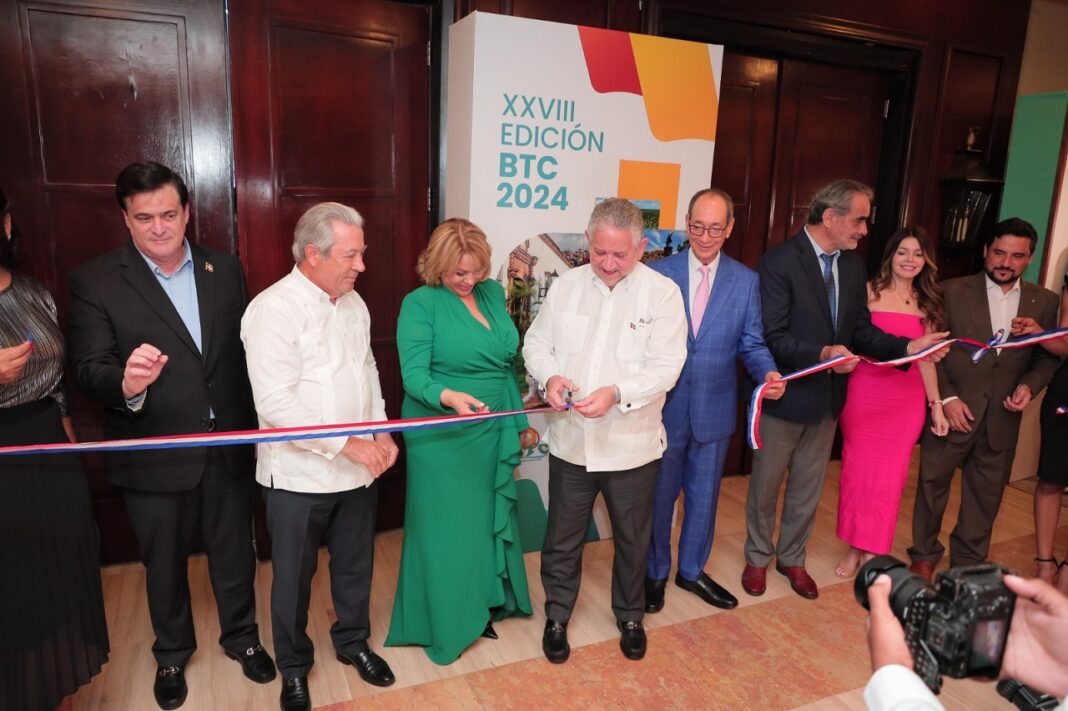 El empresario turístico Rafael “Papo” Blanco, Luisa Félix, el viceministro de Turismo, Roberto Henríquez, Luis Felipe Aquino, entre otros en el corte de la cinta que dejó oficialmente abierta la BTC 2024.