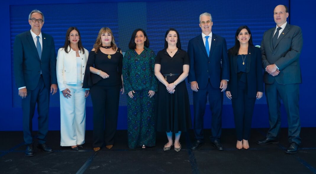 De izquierda a derecha, los señores José Mármol, María Povedano, Antonia Antón de Hernández, Soraya Lara, Stephanie Baud de Grullón, René Grullón, Mariel Bera y Juan Mario Franco.