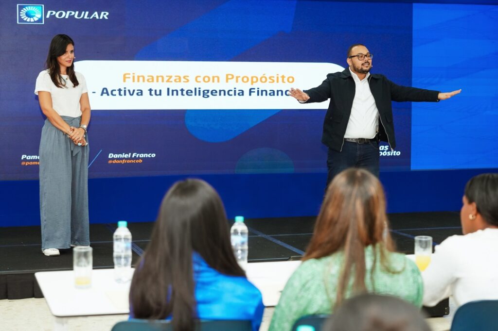 Los expertos financieros Pamela Pichardo y Daniel Franco, expertos financieros,enseñan a los becados cómo gestionar sus finanzas personales.