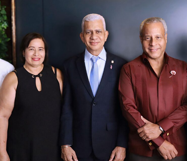 El presidente del Senado de la República Dominicana, Ricardo de los Santos, reafirmó su apoyo a Festur, subrayando la importancia de esta iniciativa para el desarrollo de la provincia.
