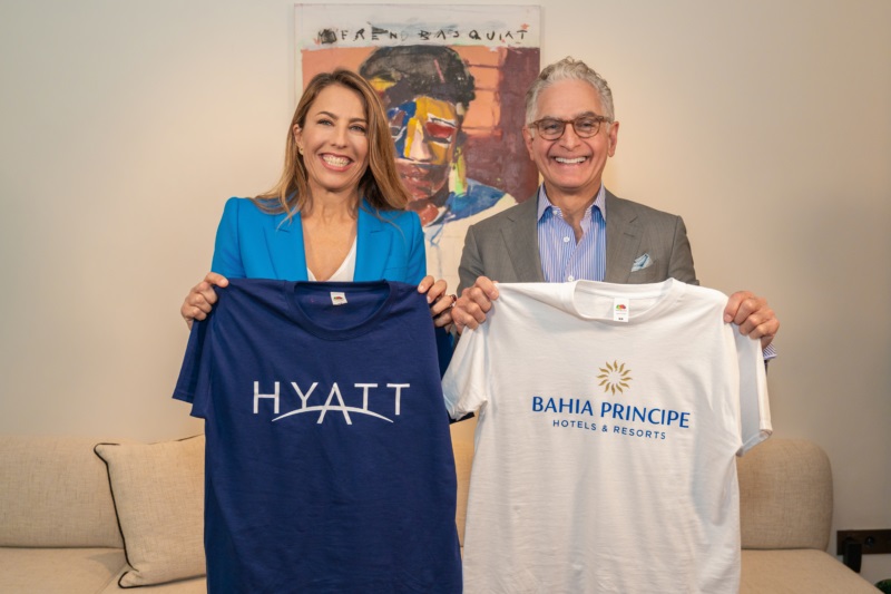 Encarna-Pinero-CEO-Global-Grupo-Pinero-y-Mark-Hoplamazian-Presidente-y-CEO-de-Hyatt-002-800x533