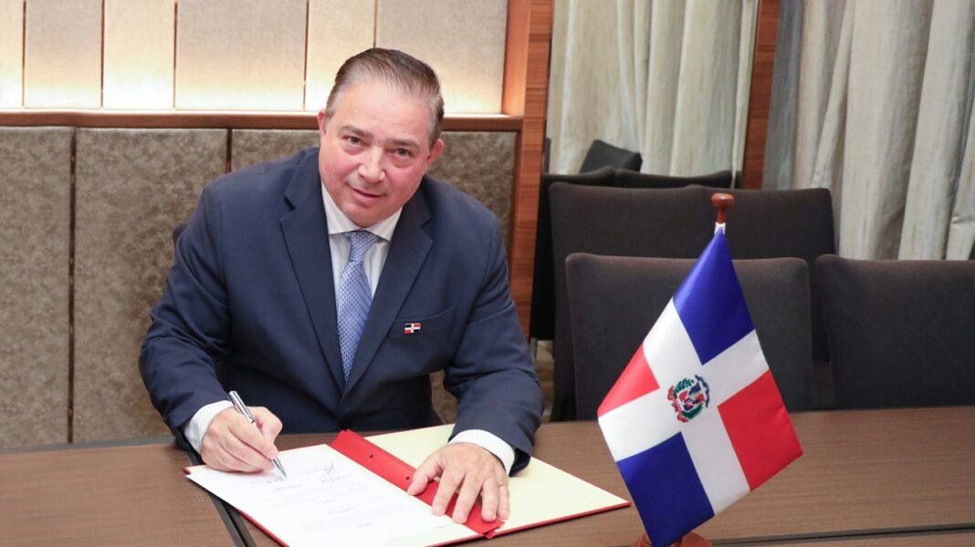 Héctor Porcella, presidente de la JAC, recibió de manos de las autoridades de la OACI la bandera que designa a la República Dominicana como sede del ICAN 2025