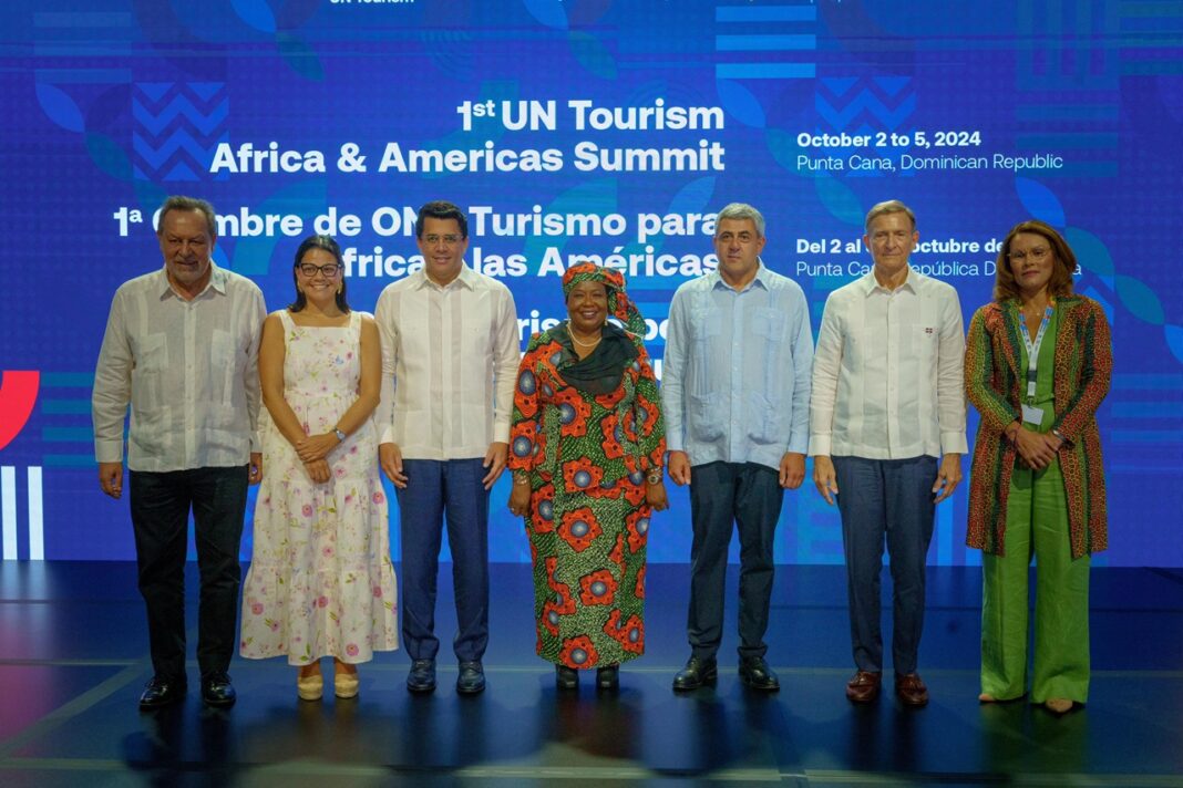 Al centro David Collado, ministro de Turismo dominicano y presidente de la Comisión Regional para las Américas, Auxillia Mnangagwa, Patrona de Turismo y Primera Dama de la República de Zimbabwe y Zurá Pololikashvili, secretario general de ONU Turismo, junto a otros líderes y funcionarios en la Cumbre.
