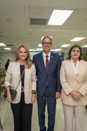 De izquierda a derecha, los señores José Mármol, Nuria Piera e Inés Aizpún.