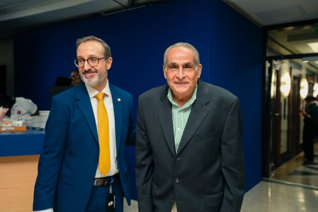 De izquierda a derecha, el señor Esteban Martínez-Murga y Manuel Quiroz.