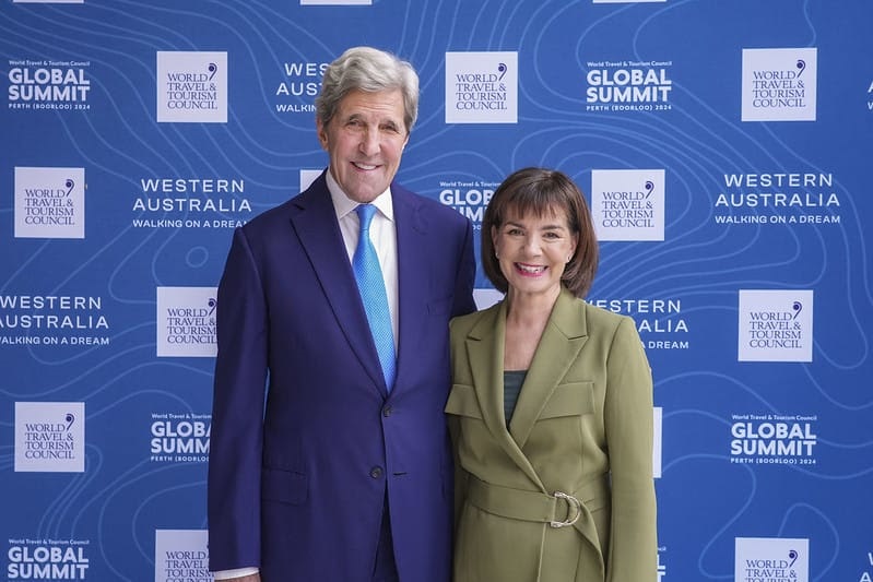John Kerry, ex Secretario de Estado de los Estados Unidos y Julia Simpson, durante el anuncio de la próxima cumbre mundial del WTTC.