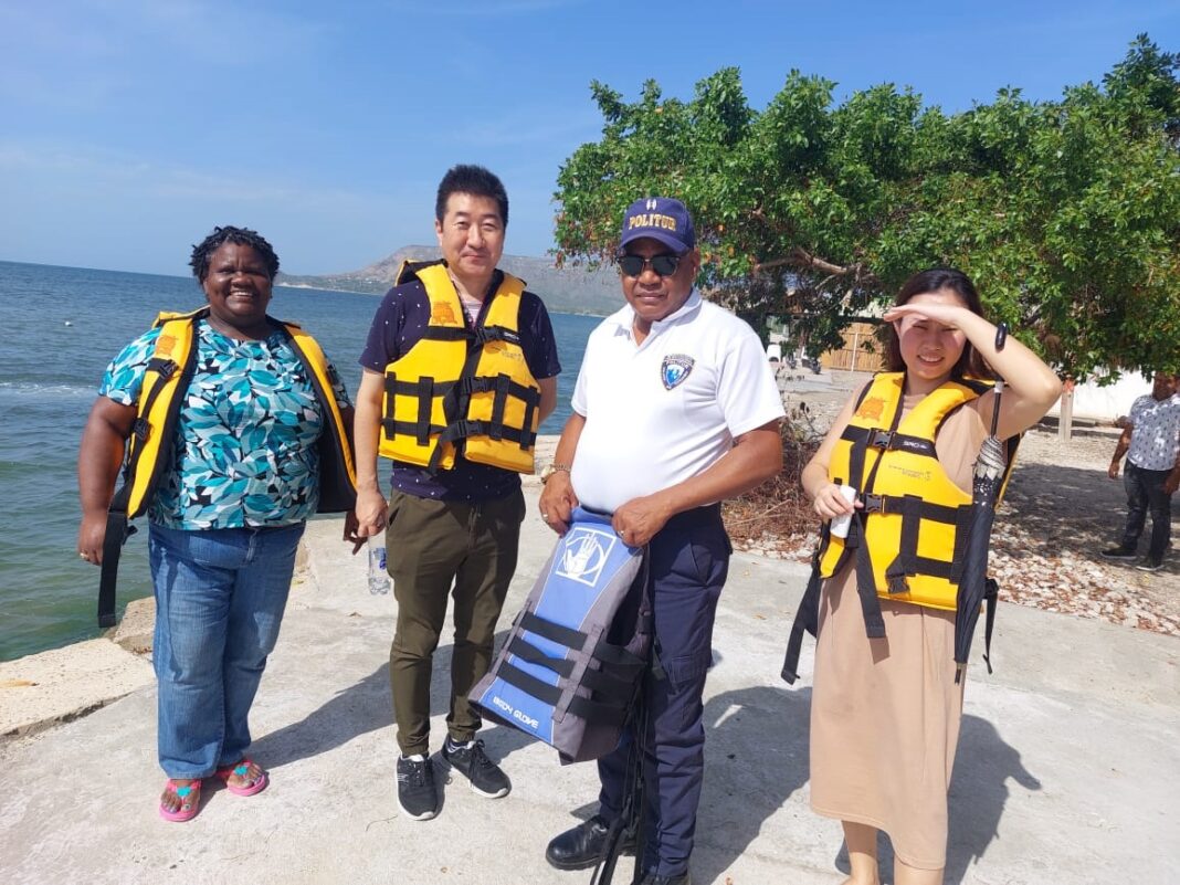 Soraya Rodríguez, propietaria de Soraya y Leonardo Tours, junto a turistas orientales y un oficial de Politur previo a una excursión por Montecristi.